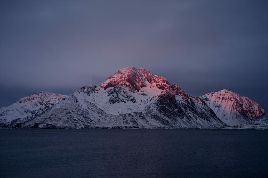 gletsjerbjerge, hav, billede af bjerget, mountrain, rød, lys, overskyet, vand, bjerg, sne, scenics - natur, skønhed i naturen, himmel, sø, kold temperatur, vinter, natur, snedækket bjerg, rolig scene, ro, landskab, ingen mennesker, bjergkæde, miljø, idyllisk, bjergtop, 5K