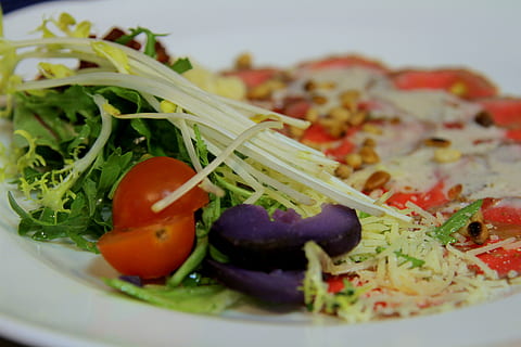 du boeuf, carpaccio, dîner, apéritif, du froid, délicieux, moi à, brut, plat, antipasto, restaurant, légume, alimentation saine, aliments, Nourriture et boisson, bien-être, fraîcheur, salade, tomate, fermer, à l'intérieur, fruit, mise au point sélective, assiette, personne, prêt à manger, repas, indulgence, bol, nature morte, légume-racine, la nourriture végétarienne, vaisselle, suivre un régime, haché, 5K, CC0, domaine public, libre de droits