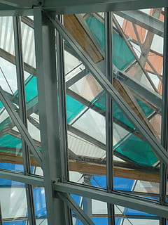Struktur, geometrisch, die Architektur, Paris, Louis Vuitton Museum, Frank Gehry, Architekt, Daniel Buren, Sternwarte des Lichts, bunt, Reflexion, Gebäude, Wahrzeichen, Grün, Blau, Künstler, modern, linear, gebaute Struktur, drinnen, stehlen, Fenster, Glas - Material, Flachwinkelansicht, keine Leute, transparent, Muster, Tag, Vollbild, Metall, Hintergründe, Decke, architektonisches Merkmal, Dach, Design, Dachfenster, Dachbalken, direkt darunter, 2K, CC0, gemeinfrei, lizenzfrei