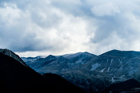 mal tiempo, formación de nubes, nubes, nublado, nubes oscuras, alto, paisaje, pico de la montaña, montañas, naturaleza, al aire libre, pico, escénico, cumbre, Valle, montaña, nube - cielo, cielo, cordillera, paisajes - naturaleza, ambiente, belleza en la naturaleza, nieve, invierno, temperatura fría, escena tranquila, tranquilidad, Montaña cubierta de nieve, nadie, escena no urbana, tierra, terreno extremo, paisaje dramático, cresta de la montaña, 5K, CC0, dominio público, libre de derechos