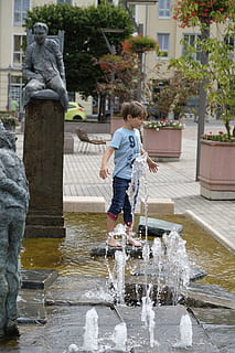 nen, noi, jugar, Refredar, refrigeració, estiu, Font, aigua, remar, humit, diversió, infància, persones reals, longitud completa, nois, moviment, roba casual, mascles, estils de vida, activitat d'oci, arquitectura, homes, dia, naturalesa, una persona, a l'aire lliure, innocència, 5K, CC0, domini públic, lliure de regalies