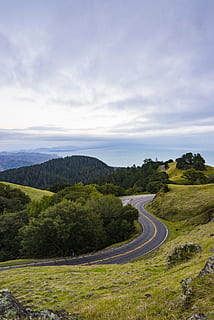 Kurve Asphaltstraße, Hügel, Meer, wolkig, Himmel, grau, oben, Straße, Grün, Rasenplatz, tagsüber, Top Straße, Straße zwischen, grünes Gras, Baum, Biege, Kurve, Natur, Landschaft, wolke - himmel, draußen, szenen, Sommer-, Berg, grüne Farbe, keine Leute, Blau, Gras, Schönheit in der Natur, Serpentine, Transport, Pflanze, Umgebung, Ruhe, Nicht-städtische Szene, Szenen - Natur, ruhige Szene, Tag, Land, 5K, CC0, gemeinfrei, lizenzfrei