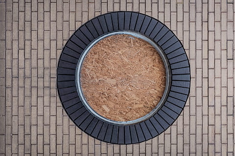 runden, schwarz, hölzern, Rahmen, Kreis, Pflaster, Fußboden, Boden, Fliesen, Ziegel, die Architektur, städtisch, Struktur, Muster, Textur, Design, gestalten, Geometrische Figur, keine Leute, High Angle View, Bodenbelag, direkt darüber, Tag, Fußweg, braun, gebaute Struktur, Abschirmung, draußen, Fliese, Schild, Hintergründe, Natur, 4K, CC0, gemeinfrei, lizenzfrei