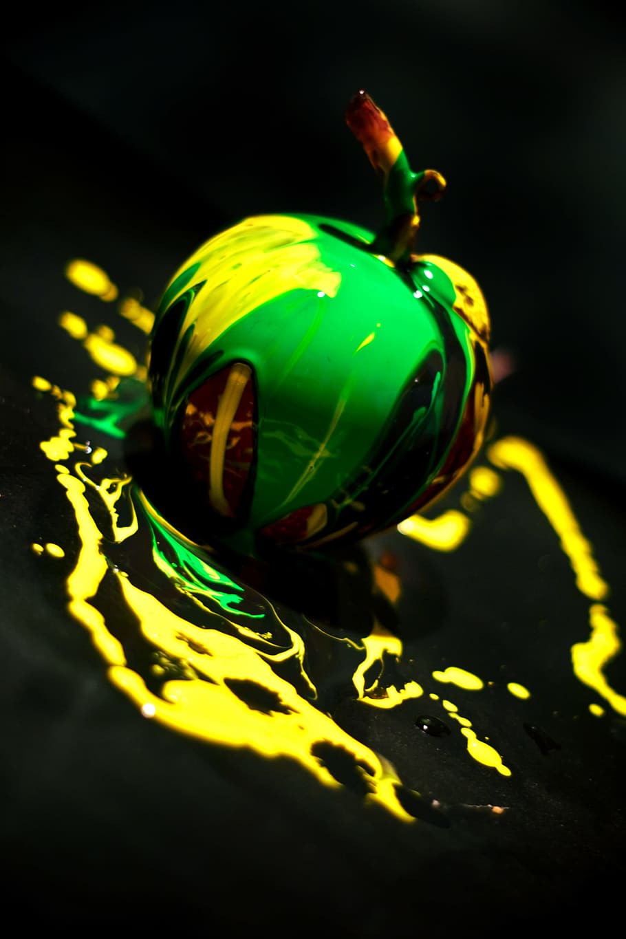 Kunst, kreativ, Apfel, Kreativität, Obst, gemalt, grüne Farbe, keine Leute, Nahansicht, Tierdarstellung, Darstellung, Spielzeug, drinnen, Kunst und Handwerk, Studioaufnahme, Schatten, Tier, Natur, Fokus auf den Vordergrund, High Angle View, Tierthemen, Sonnenlicht, mehrfarbig, ein Tier, schwarzer Hintergrund, 4K