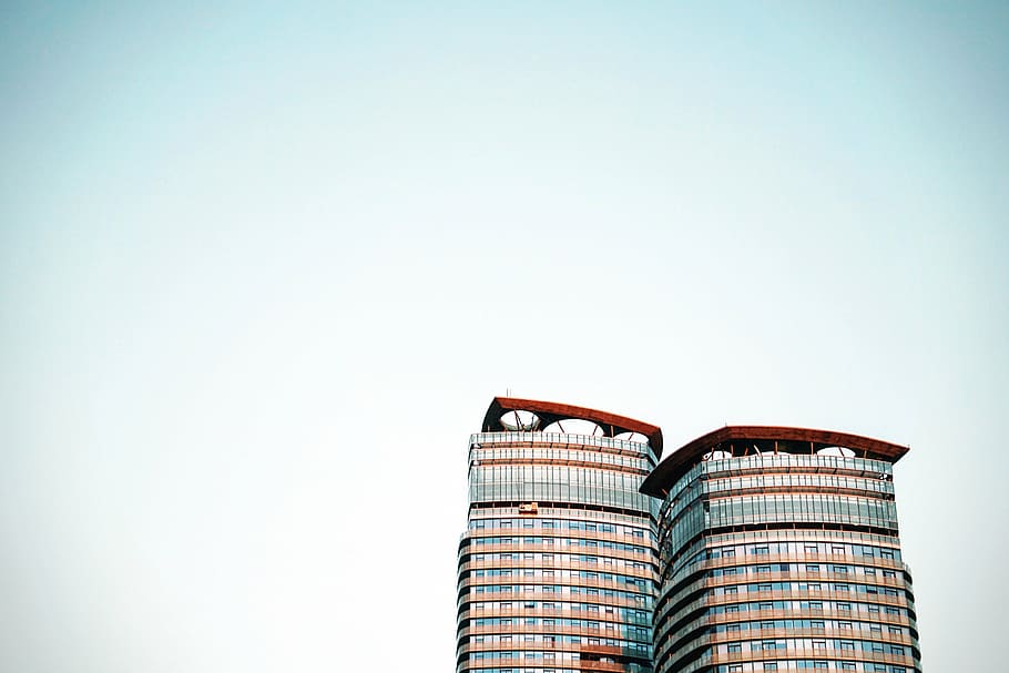 ull de cuc, veure la fotografia, de gran alçada, edifici, baix, angle, foto, alt, pujar, blau, cel, arquitectura, infraestructura, gratacels, còpia espai, negocis, dia, cap gent, indústria, exterior de l'edifici, a l'interior, cel clar, ciutat, estructura construïda, vista d’angle baix, exterior d’edifici d’oficines, alta - alta, naturalesa, torre, a l'aire lliure, primer pla, 4K