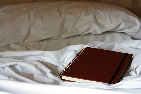 rosso, libro di primavera, superiore, letto, dentro, camera, taccuino, quotidiano, pensiero, riflessione, Camera da letto, libro, mattina, Hotel, biancheria da letto, piumone, cuscino, foglio, mobilia, stanza domestica, in casa, biancheria, rilassamento, tessile, nessuno, pubblicazione, copia spazio, vista dall'alto, Colore bianco, tecnologia, comunicazione, carta, bloc notes, 4K, CC0, dominio pubblico, privo di copyright