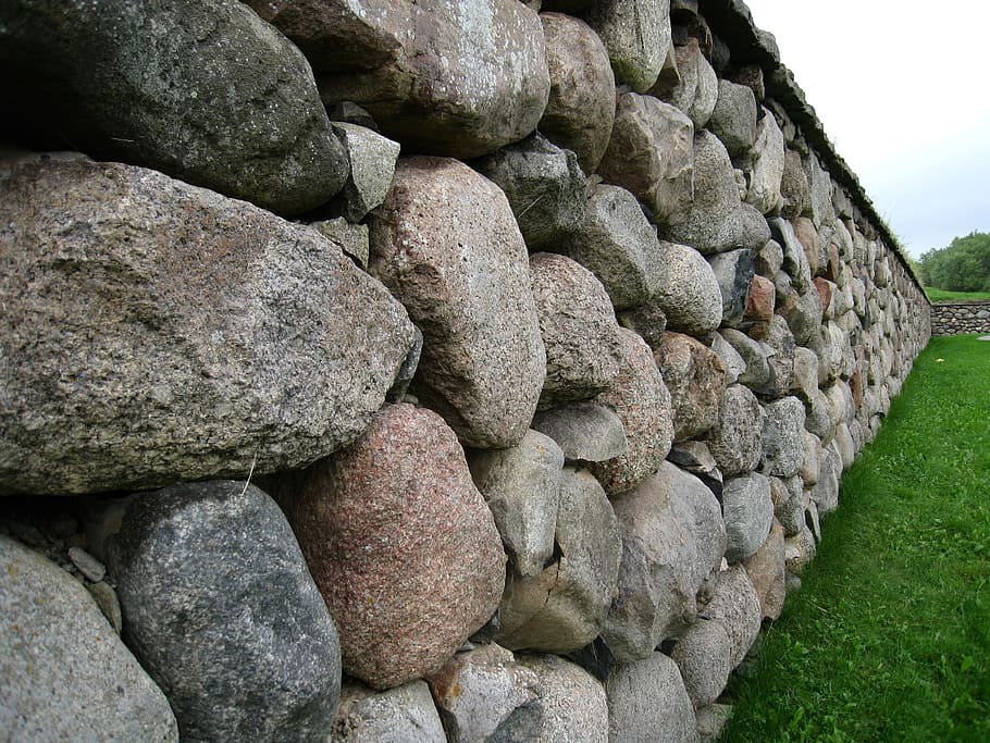 Wand, Stein, Gras, Sommer-, Himmelblau, solide, Rock, Natur, Rock - Objekt, keine Leute, Stein - Objekt, Tag, draußen, texturiert, große gruppe von gegenständen, Himmel, Nahansicht, Fülle, Stapel, Balance, gestalten, Land, Pflanze, Kieselstein, 2K