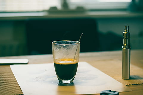 băuturi, băutură, rece, masa, restaurant, gheaţă, cafea, sticlă, agitator, Vape, capacul obiectivului, canon, gustare, pahar de băut, mancare si bautura, echipamente de uz casnic, să se concentreze asupra primelor elemente, natură moartă, transparent, prospeţime, nici o persoana, a închide, zi, cafea - băutură, sticlă - material, alimente, alcool, paie, 5K, CC0, domeniu public, fără drepturi de autor