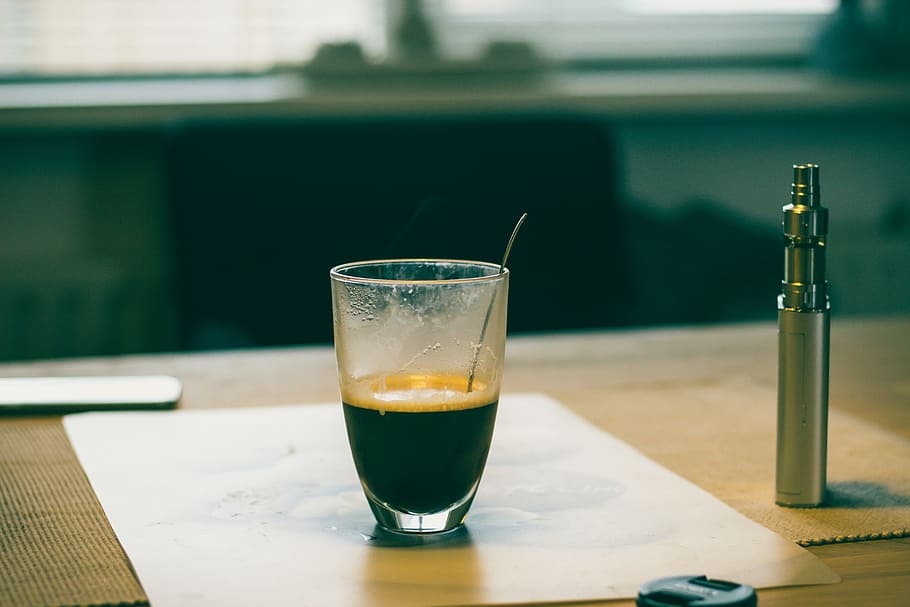 drikkevarer, drik, kold, bord, restaurant, is, kaffe, glas, omrører, vape, linsedæksel, kanon, drikke, forfriskning, drikkeglas, mad og drikke, husholdningsudstyr, fokus på forgrunden, stilleben, gennemsigtig, friskhed, ingen mennesker, tæt på, dag, kaffe - drikke, glas - materiale, mad, alkohol, strå, 5K