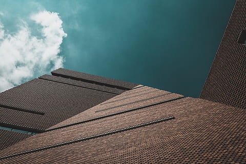 Würmer-Augenansicht, braun, Beton, Gebäude, Tageszeit, niedrig, Winkel Foto, wolkig, Himmel, Wolke, hoch schauen, Fliese, Blau, wolke - himmel, keine Leute, draußen, gebaute Struktur, High Angle View, Tag, die Architektur, Gebäudehülle, Natur, Dach, Sonnenlicht, Flachwinkelansicht, Muster, Stadt, Verschmutzung, modern, Dachziegel, Schornstein, Reise, Luftverschmutzung, 5K, CC0, gemeinfrei, lizenzfrei
