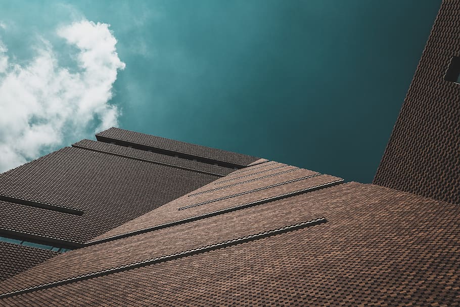 Würmer-Augenansicht, braun, Beton, Gebäude, Tageszeit, niedrig, Winkel Foto, wolkig, Himmel, Wolke, hoch schauen, Fliese, Blau, wolke - himmel, keine Leute, draußen, gebaute Struktur, High Angle View, Tag, die Architektur, Gebäudehülle, Natur, Dach, Sonnenlicht, Flachwinkelansicht, Muster, Stadt, Verschmutzung, modern, Dachziegel, Schornstein, Reise, Luftverschmutzung, 5K