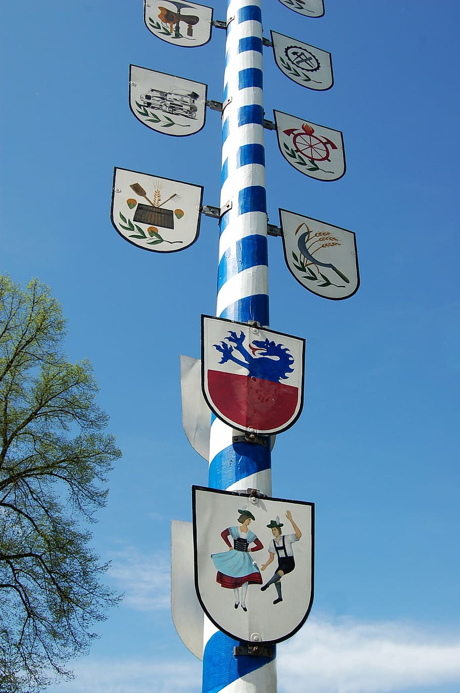 baviera, costums, maypole, cel, signe, comunicació, vista d’angle baix, orientació, senyal de trànsit, carretera, naturalesa, direcció, blau, dia, símbol, cap gent, senyal direccional, símbol de fletxa, informació, a l'aire lliure, text, senyal d'advertència, pol, 1080P