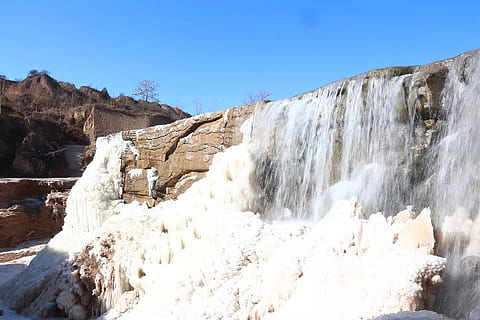 blauer Himmel, Stürze, Eisfall, Rock, Wasserfall, Wasser, Szenen - Natur, Rock - Objekt, solide, Schönheit in der Natur, Himmel, Bewegung, Natur, Tag, Langzeitbelichtung, Berg, Umgebung, keine Leute, Felsformation, Cliff, weiße Farbe, Reiseziele, fließendes Wasser, draußen, fließend, Kraft in der Natur, 1080P, CC0, gemeinfrei, lizenzfrei