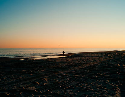persona, riva del mare, d'oro, ora, in esecuzione, giorno, correre, corridore, sabbia, oceano, mare, acqua, cielo, spiaggia, terra, orizzonte, scenics - natura, tramonto, orizzonte sull'acqua, bellezza nella natura, la tranquillità, cielo sereno, scena tranquilla, silhouette, attività di svago, natura, persone reali, stili di vita, copia spazio, all'aperto, 4K, CC0, dominio pubblico, privo di copyright