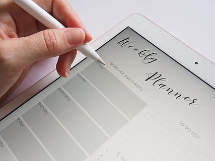 Person, halten, Eingabestift, Weiß, Tablet, Geschäft, Papier-, dokumentieren, Daten, Zusammensetzung, Planer, Zeitplan, Kalender 2018, Kalender, planen, Planung, Zeitplanung, organisieren, Organisation, Veranstaltungen, Tagebuch, ipad, Bleistift, Hand, Schreiben, Technologie, Schreibtisch, Desktop, Arbeit, Arbeitsplatz, Buchung, Blog, Bloggen, menschliche Hand, menschliches Körperteil, Körperteil, eine Person, drinnen, Finger, menschlicher Finger, nicht erkennbare Person, Kommunikation, Text, Nahansicht, Erwachsene, Frau, kabellose Technologie, echte Menschen, 4K, CC0, gemeinfrei, lizenzfrei