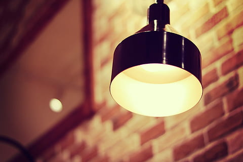 zwarte gloeilamp, Black Light, elektrische lamp, verlichtingsapparatuur, verlicht, gloeilamp, achtergronden, binnenshuis, decoratie, muur - bouwfunctie, licht - natuurverschijnsel, opknoping, geen mensen, lage hoekweergave, elektriciteit, hanglamp, licht, detailopname, muur, elektrisch licht, focus op de voorgrond, gloeiend, stenen muur, lamp schaduw, architectuur, steen, plafond, 1080P, CC0, publiek domein, royaltyvrij