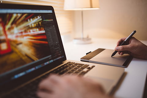 macbook, pro, di samping, track pad, komputer, laptop, teknologi, keyboard, komputasi, kerja, komunikasi, nirkabel, Internet, bisnis, penulisan, on line, monitor, layar, pc, jaringan, web, informasi, digital, tampilan, teknologi nirkabel, koneksi, bagian tubuh manusia, tangan manusia, tangan, dalam ruangan, satu orang, dewasa, menggunakan laptop, meja, fokus selektif, merapatkan, perangkat informasi portabel, 4K, CC0, domain publik, bebas royalti