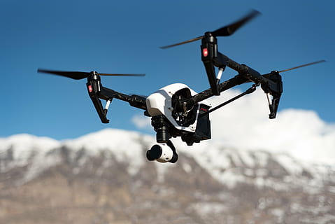raso, fotografia de foco, Preto, branco, drone quadcopter, drone, céu, Câmera, controlo remoto, ao controle, robô, aeronave, tecnologia, aéreo, vigilância, quadcopter, gravador, mini quad, quad, ao ar livre, gadget, multicopter, hélice, fotografia, espião, vôo, equipamento, controlada, multirrotor, dispositivo, perspectiva, helicóptero, ar, veículo aéreo, transporte, arma, arma de fogo, militares, natureza, movimento, modo de transporte, dia, avião, o negócio, focar em primeiro plano, temas de fotografia, em movimento, câmera - equipamento fotográfico, azul, 5K, CC0, domínio público, royalty free