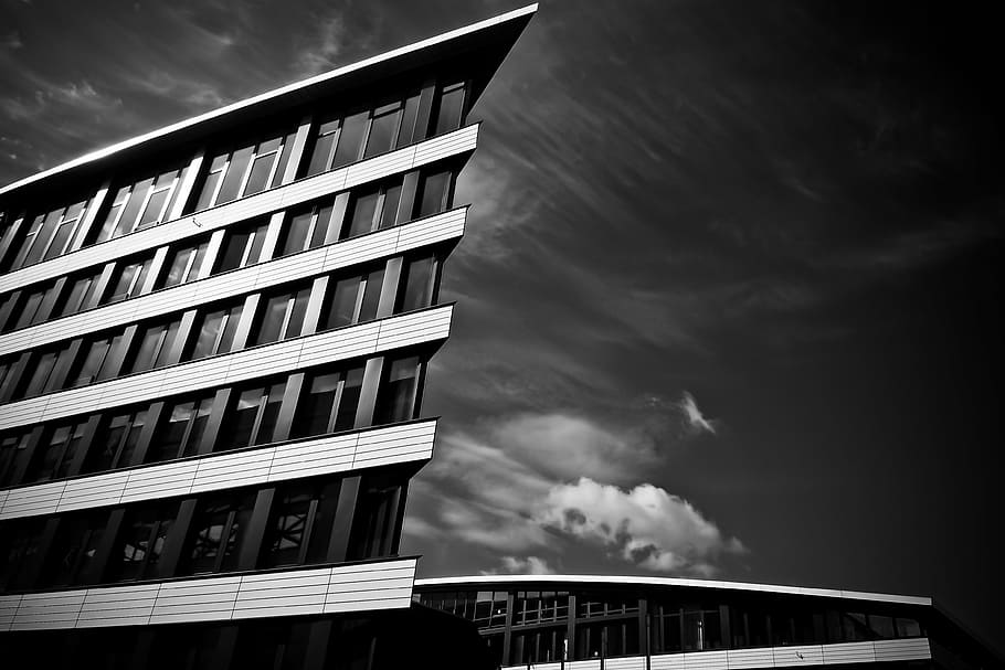 fotografia en escala de grisos, costat cantonada, edifici, arquitectura, oficina, finestra, ciutat, façana, gratacels, edifici d'oficines, vidre, façana de vidre, modern, düsseldorf, casa, estat real, cases de façanes, arquitectura moderna, negre blanc, blanc i negre, complex d’oficines, humor, trist, urbà, construcció, futurista, estructura construïda, exterior de l'edifici, núvol - cel, cel, vista d’angle baix, naturalesa, cap gent, dia, exterior d’edifici d’oficines, a l'aire lliure, alta - alta, vidre - material, en fila, apartament, 4K