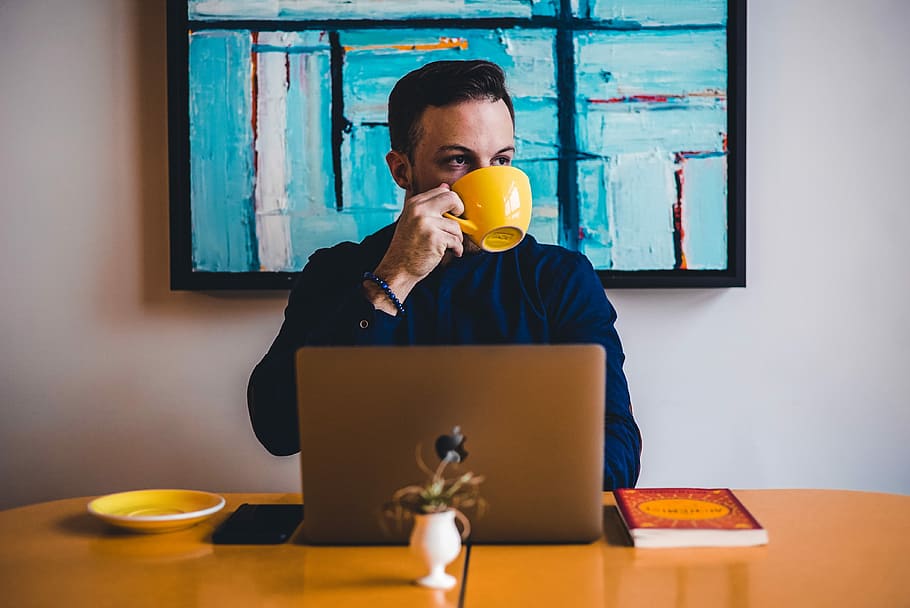 Mann, der Kaffee trinkt, Vorderseite, Laptop-Computer, Mann, tragen, Blau, Smokinghemd, halten, Gelb, Becher, Kaffee, Trinken, Laptop, suchen, Innen-, Technologie, kabellose Technologie, Kommunikation, Computer, eine Person, Geschäft, Getränk, mit laptop, Tabelle, Essen und Trinken, Erwachsene, Verbindung, drinnen, Arbeiten, Besetzung, Geschäftsperson, Lebensmittel, Obst, Tasse, 4K