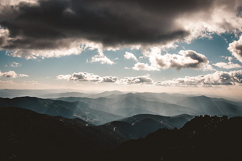serra da estrela, hora, Šedá, modrý, nebe, slunečního světla, mraky, pohoří, kontrast, mrak - nebe, scenics - příroda, krása v přírodě, klid, životní prostředí, klidné scény, krajina, Příroda, dramatická obloha, idylický, majestátní, mimoměstské scény, sluneční paprsek, scéna s oblaky, nikdo, venku, temný, dramatická krajina, horský vrchol, 4K, CC0, veřejná doména, bez autorských práv