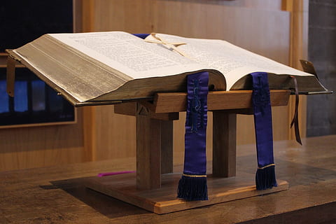 Bibel, Heilige Schrift, Religion, Schrift, Buch, Christentum, heilig, religiös, Glauben, Jesus, Gott, Masse, Liturgie, katholisch, beten, Anbetung, Katholizismus, Eucharistie, Gemeinschaft, predigen, Sakrament, Kirche, Spiritualität, Veröffentlichung, Holz - Material, Tabelle, drinnen, Bildung, Anbetungsstätte, Papier-, keine Leute, die Architektur, gebaute Struktur, Bank, 5K, CC0, gemeinfrei, lizenzfrei