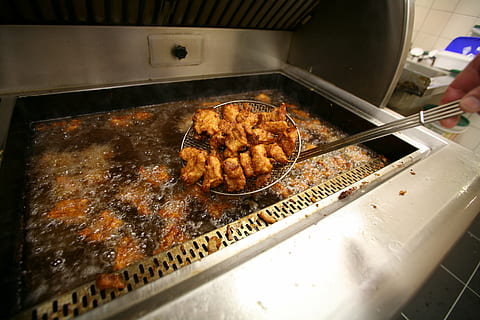 kibbeling, pieczenie, ryba, jedzenie, jedzenie i picie, przygotowanie, mięso, świeżość, grill, wewnątrz, grillowany, pieczony, ciepło - temperatura, przygotowywać jedzenie, żadnych ludzi, mięso z kurczaka, kurczak, kuchnia, urządzenie, pokój domowy, zbliżenie, dobre samopoczucie, smażona, białe mięso, pokusa, taca, 4K, CC0, domena publiczna, darmowe zdjęcia
