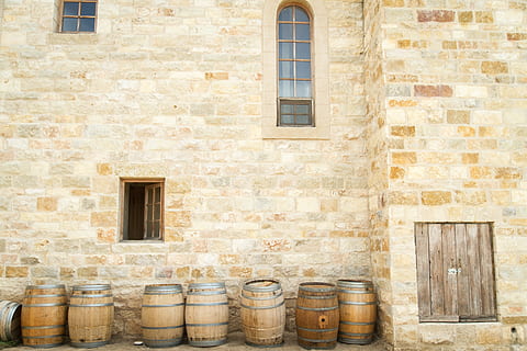 barili di legno marrone, botti, parete, mattoni, finestre, costruzione, Casa, legna, porta, Conservazione, vecchio, Vintage ▾, muri in pietra, finestra, architettura, esterno dell'edificio, struttura costruita, caratteristica della parete, giorno, nessuno, mattone, muro di mattoni, muro di pietra, Entrata, all'aperto, barile, legno - materiale, storia, il passato, 2K, CC0, dominio pubblico, privo di copyright