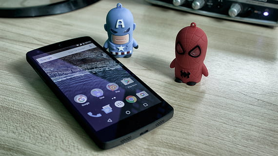 nexus 5, android, smartphone, tecnologia, tecnologia sense fils, taula, comunicació, cap gent, telèfon mòbil, telèfon intel·ligent, primer pla, connexió, dispositiu d’informació portàtil, a l'interior, material de fusta, nombre, Finances, cultura i entreteniment artístic, vista d’angle alt, activitat d'oci, representació humana, representació, natura morta, economia, 5K, CC0, domini públic, lliure de regalies