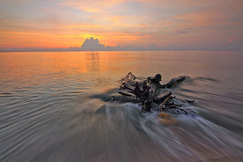 fusta, mar, alba, naturalesa, calma, núvols, vespre, idíl·lic, oceà, pacífica, reflexió, escènic, paisatge marí, vora del mar, cel, tranquil, aigua, posta de sol, escenics - natura, bellesa a la natura, horitzó sobre l’aigua, núvol - cel, tranquil·litat, horitzó, escena tranquil·la, color taronja, moviment, exposició llarga, cap gent, terra, rock - object, a l'aire lliure, 1080P, CC0, domini públic, lliure de regalies