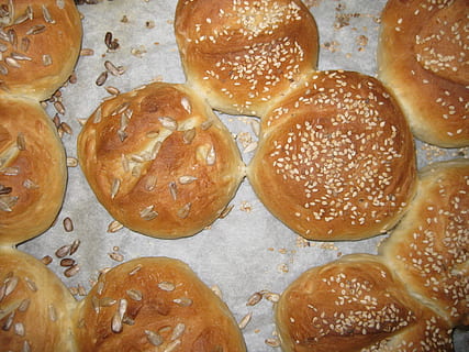 válec, chléb, křupavý, frisch, ochladit, jíst, domácí výroba, dokonce pečené, selberbacken, sezam, slunečnicová semínka, nešpory, jídlo, Svačina, jídlo a pití, nikdo, celý rám, detail, svěžest, pečený, stálý život, uvnitř, hnědý, přímo nad, blahobyt, drdol, pozadí, Zdravé stravování, vysoký úhel pohledu, pekařství, semínko, snídaně, francouzské jídlo, 2K, CC0, veřejná doména, bez autorských práv