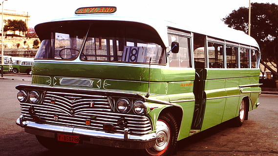 autobús, oldtimer, vehicle, crom, verd, retro, vintage, grunge, malta, manera de transport, transport, vehicle terrestre, ciutat, dia, automòbil, transport públic, carrer, cotxe, naturalesa, rickshaw, viatjar, estil retro, a l'aire lliure, persones incidentals, carretera, estacionari, 4K, CC0, domini públic, lliure de regalies