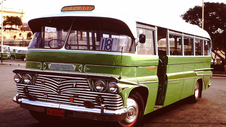 autobús, oldtimer, vehicle, crom, verd, retro, vintage, grunge, malta, manera de transport, transport, vehicle terrestre, ciutat, dia, automòbil, transport públic, carrer, cotxe, naturalesa, rickshaw, viatjar, estil retro, a l'aire lliure, persones incidentals, carretera, estacionari, 4K