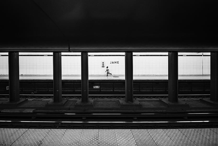 osoba, běh, stanice metra, metro, podzemí, plošina, železnice, kolejnice, vlak, tunel, dráha, dojíždět, přeprava, dojíždění, stanice, tranzit, železniční dopravy, veřejná doprava, uvnitř, železniční stanice, nástupiště železniční stanice, způsob dopravy, železniční trať, architektura, cestovat, okno, vlak - vozidlo, nikdo, sklo - materiál, den, stavba, vlak metra, čekání, 4K