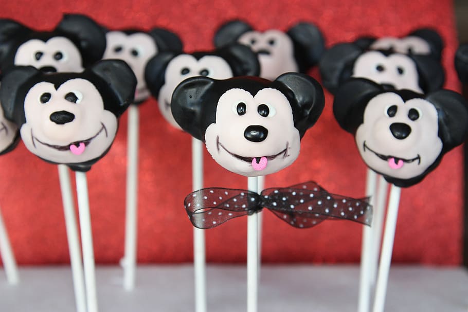 pastís, apareix, Mickey Mouse, dolços, apareix el pastís, diversió, cultura i entreteniment artístic, tir de l'estudi, rendiment, cap gent, fons de colors, representació, a l'interior, centrar-se en primer pla, art i artesania, natura morta, primer pla, vermell, emoció, creativitat, mamífer, joguina, en fila, Color blanc, sort, representació humana, taula, enfocament selectiu, menjar, 4K