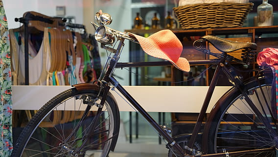 oranje, zonnehoed, fietsstuur, oud, fiets, venster, tonen, Dames, slijtage, hoed, boodschappen doen, winkel, Lissabon, Portugal, vervoer, wijze van transport, landvoertuig, geen mensen, stad, architectuur, focus op de voorgrond, dag, buitenshuis, creativiteit, kunst en ambacht, stationair, afwezigheid, op te slaan, wiel, buitenkant van het gebouw, mand, ingebouwde structuur, bedrijf, 5K, CC0, publiek domein, royaltyvrij