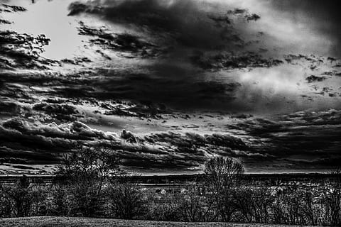 des nuages, dramatique, paysage, la nature, ciel, idyllique, efficace, contraste élevé, noir et blanc, monochrome, des arbres, nuage - ciel, plante, tranquillité, beauté dans la nature, arbre, scène tranquille, personne, paysages - nature, environnement, terre, orage, journée, champ, ciel dramatique, en plein air, couvert, de mauvais augure, 5K, CC0, domaine public, libre de droits
