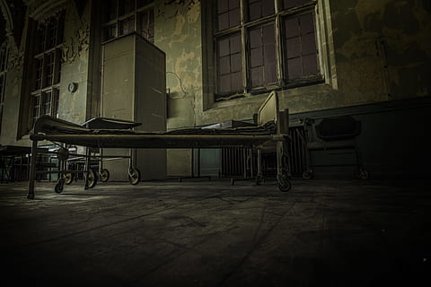 letto d'ospedale, calcestruzzo, marciapiede, foto, Marrone, alto, edificio, spaventoso, ospedale, corri giù, interno, letto, finestra, pavimento, abbandonato, vecchio, buio, sporco, bianco e nero, nessuno, vecchio stile, architettura, architettura ed edifici, obsoleto, in casa, sedia, vuoto, desolato, posto a sedere, costruzione, struttura costruita, tavolo, pavimentazione, stanza domestica, mobilia, assistenza sanitaria e medicina, assenza, giorno, parete, caratteristica della parete, 5K, CC0, dominio pubblico, privo di copyright