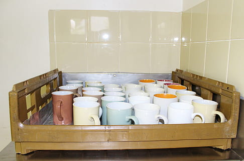 t, cucina, vasellame, sciacquare, tazze di caffè, contenitore, grande gruppo di oggetti, mensola, stanza domestica, in casa, nessuno, attrezzature domestiche, ordine, cibo e bevande, prodotto caseario, tazza, di fila, preparativi, scatola, bagno, scelta, casa, natura morta, ceramica, caratteristica della parete, sacco per il pranzo, 5K, CC0, dominio pubblico, privo di copyright