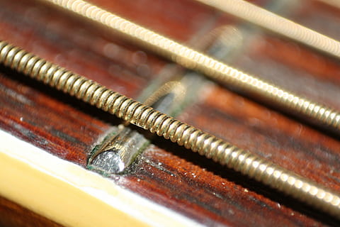 Gitarrensaite, Saiteninstrument, Gitarre, Zeichenfolge, Instrument, Nahansicht, akustische Gitarre, Makro, keine Leute, Bildung, drinnen, Tag, Metall, selektiver Fokus, Ausrüstung, Holz - Material, alt, Muster, Stillleben, braun, Kunst und Handwerk, Bleistift, extreme Nahaufnahme, Hintergründe, Schraube, Vollbild, Spiral-, Geschäft, 4K, CC0, gemeinfrei, lizenzfrei