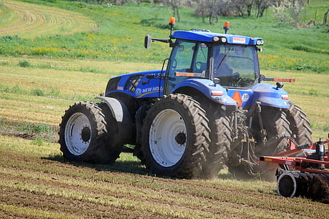 traktor na farmě, traktor, hospodařit, zemědělství, venkovské scény, pole, stroje, pracovní, průmysl, zemědělské stroje, Příroda, venku, zemědělec, zařízení, sklizně, přistát, oříznutí, mimoměstské scény, přeprava, způsob dopravy, pozemního vozidla, zemědělských strojů, den, krajina, rostlina, kolo, pneumatika, životní prostředí, 2K, CC0, veřejná doména, bez autorských práv