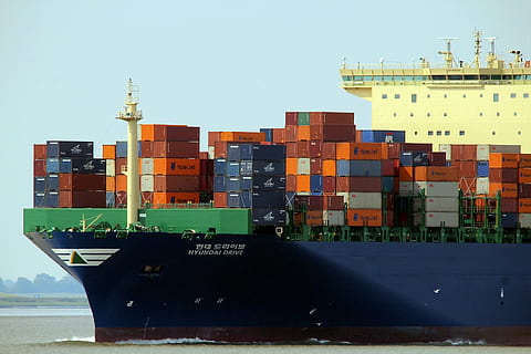barca blu del trasporto, contenitore, nave, carica, cargo, carico, spedizione, trasporto, trasporto merci, contenitore di carico, mezzi di trasporto, porto, nave nautica, mare, nave cargo, industria, modalità di trasporto, attività commerciale, nave industriale, molo commerciale, commercio, esportare, acqua, cielo, modo di trasporto, architettura, natura, molo, all'aperto, nessuno, 5K, CC0, dominio pubblico, privo di copyright