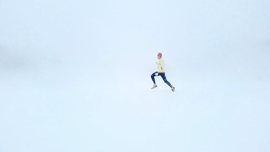 person, gul, sweater, blå, bukser, springende, luft, blå bukser, i luften, flyvende, ekstrem sport, udendørs, hoppe, Midt i luften, sport, en person, handling, sjovt, herrer, mennesker, voksen, himmel, kaukasisk etnicitet, farvebillede, risiko, vinter, eventyr, opstemthed, dygtighed, dag, kun voksne, midt voksen, kold temperatur, kopiere plads, fuld længde, bevægelse, sidebillede, natur, sne, lav vinkel visning, Kvinder, på farten, fritidsaktivitet, solrig, indsats, 5K