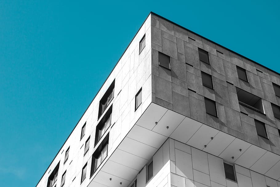 edifici blanc, blanc, concret, edifici, blau, cel, arquitectura, façana, cantonada, cel blau, omairk, unsplashtoronto, unsplashlocal, 550d, t2i, cànon, primavera, humor, estiu, exterior de l'edifici, estructura construïda, vista d’angle baix, modern, ciutat, cel clar, cap gent, exterior d’edifici d’oficines, naturalesa, dia, oficina, a l'aire lliure, vidre - material, finestra, negocis, funció de construcció, 4K