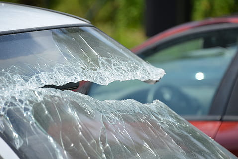 schließen, Foto, zerstört, Windschutzscheibe, Nahansicht, Auto, Unfall, gebrochen, Beschädigung, Rettung, Die vordere Abdeckung ist, Glas, Glasbruch, Scheibe, Splitter, Fensterscheibe, Waschen, Wasser, nass, Transport, Transportmittel, Kraftfahrzeug, Landfahrzeug, Glas - Material, Tag, Fokus auf den Vordergrund, Natur, transparent, draußen, Menschen, menschliche Hand, Hand, Regen, 5K, CC0, gemeinfrei, lizenzfrei