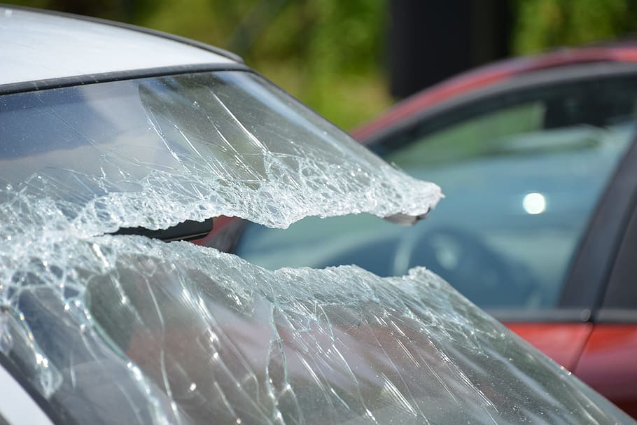 vicino, foto, distrutto, parabrezza, avvicinamento, auto, incidente, rotto, danno, salvare, la copertina è, bicchiere, rottura del vetro, disco, splitter, riquadro della finestra, lavaggio, acqua, bagnato, mezzi di trasporto, modo di trasporto, veicolo a motore, veicolo terrestre, vetro - materiale, giorno, concentrarsi sulle conoscenze acquisite, natura, trasparente, all'aperto, persone, mano umana, mano, pioggia, 5K
