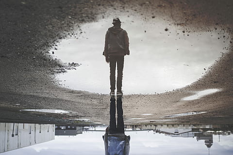 home, reflexió, cos, fotografia d'aigua, de peu, aigua, durant el dia, retrat, bassal, invertit, reflexionar, perspectiva, denim, urbà, hipster, fang, pluja, ennuvolat, plujós, núvol, naturalesa, una persona, dia, cel, hivern, longitud completa, arquitectura, temperatura de fred, vista del darrere, persones reals, homes, estructura construïda, ciutat, a l'aire lliure, 4K, CC0, domini públic, lliure de regalies