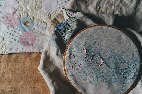 runden, Blau, Stoff, Abdeckung, Foto, Titelbild, Währung, drinnen, High Angle View, direkt darüber, Reichtum, Finanzen, keine Leute, Nahansicht, Stillleben, Textil-, Möbel, Muster, Bett, Kunst und Handwerk, Tabelle, Blumenmuster, Wohngebäude, Papier-, Darstellung, Fokus auf den Vordergrund, Text, Stickerei, 4K, CC0, gemeinfrei, lizenzfrei