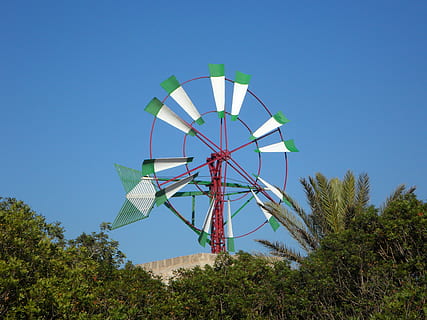moinho de vento, Maiorca, roda, vento, ponto de referência, força do vento, metal, raios, Folha, folhas, virar, energia, energia eólica, dirigir, céu, árvore, plantar, natureza, turbina de vento, céu limpo, ninguém, dia, conservação ambiental, energia renovável, turbina, energia alternativa, visão de baixo ângulo, azul, geração de combustível e energia, estrutura construída, meio Ambiente, cor verde, ao ar livre, recursos sustentáveis, 4K, CC0, domínio público, royalty free