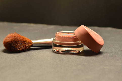 cerrar, foto de pincel de maquillaje, productos cosméticos, cepillo, compacto, maquillaje, belleza, femenino, piel, cuidado, polvo, facial, aplicando, tez, adentro, mesa, nadie, foto de estudio, naturaleza muerta, de cerca, producto de belleza, envase, enfoque selectivo, Moda, higiene, brocha de maquillaje, marrón, grupo de objetos, relajación, Escoba, copia espacio, fondo negro, cuidado del cuerpo y belleza, 4K, CC0, dominio público, libre de derechos